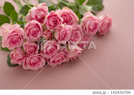 ピンクの背景に広がる華やかなピンクローズの花束 ピンクの背景に広がる華やかなピンクローズの花束 142450700