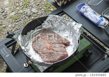 【中津川河川敷　フライパンでステーキを焼く】 142450885