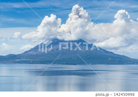 鹿児島県霧島市の福山町にある中茶屋公園からの錦江湾と桜島の風景 鹿児島県霧島市の福山町にある中茶屋公園からの錦江湾と桜島の風景 142450998