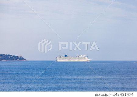 真夏の南フランスのニースの海の風景と豪華客船 真夏の南フランスのニースの海の風景と豪華客船 142451474