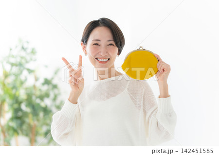 財布　女性　笑顔	 142451585