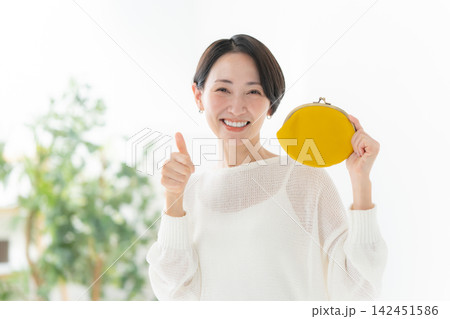 財布　女性　笑顔	 142451586