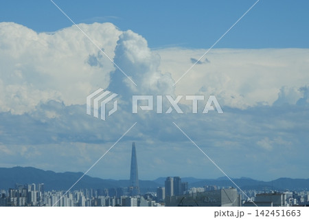Cityscape of Seoul featuring modern residential buildings and mountain skyline Cityscape of Seoul featuring modern residential buildings and mountain skyline 142451663