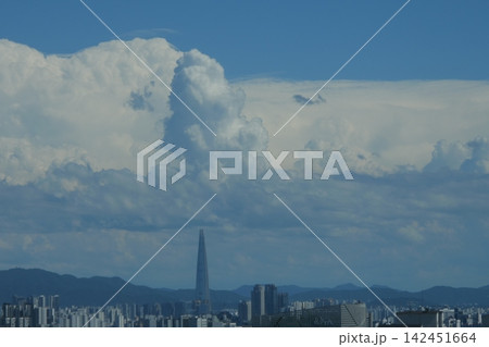 Cityscape of Seoul featuring modern residential buildings and mountain skyline Cityscape of Seoul featuring modern residential buildings and mountain skyline 142451664
