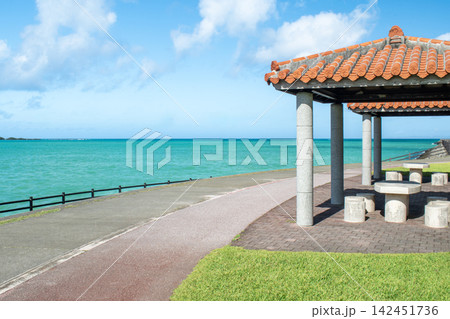 沖縄県豊見城市の豊崎海浜公園の東屋 沖縄県豊見城市の豊崎海浜公園の東屋 142451736