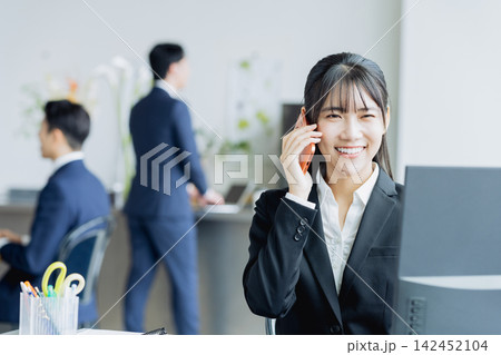 オフィスで働く若いビジネスウーマン オフィスで働く若いビジネスウーマン 142452104