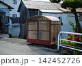 日本の住宅街に設置されたゴミステーション 142452726