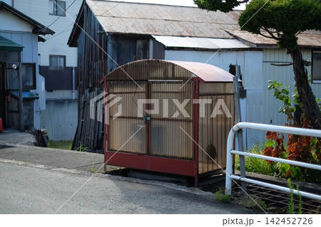 日本の住宅街に設置されたゴミステーション 142452726