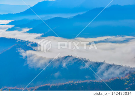 秋の快晴の朝 枝折峠から望遠レンズでズーム撮影した奥只見湖の雲海と流れ落ちる滝雲 秋の快晴の朝 枝折峠から望遠レンズでズーム撮影した奥只見湖の雲海と流れ落ちる滝雲 142453034