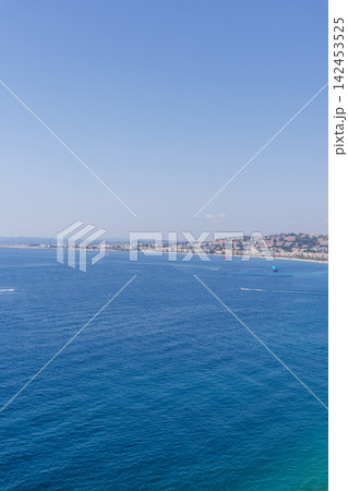 真夏の南フランスのニースのビーチの風景 真夏の南フランスのニースのビーチの風景 142453525
