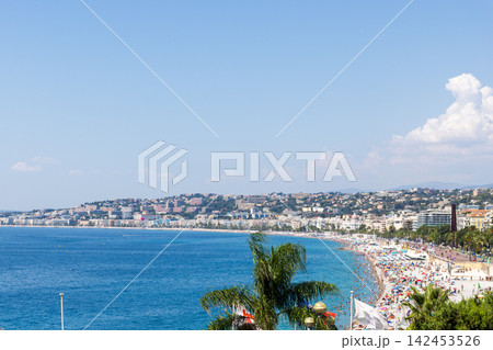 真夏の南フランスのニースのビーチの風景 真夏の南フランスのニースのビーチの風景 142453526