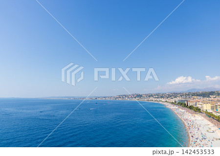 真夏の南フランスのニースのビーチの風景 真夏の南フランスのニースのビーチの風景 142453533