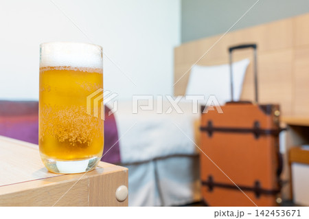 旅行先のホテルで飲むビール 旅行先のホテルで飲むビール 142453671