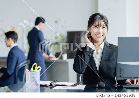 オフィスで働く若いビジネスウーマン 142453939