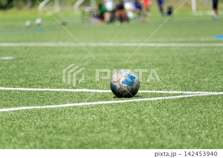 芝生に転がるサッカーボール 142453940