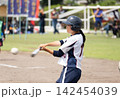 女子ソフトボールのバッターをする女子高生 女子ソフトボールのバッターをする女子高生 142454039