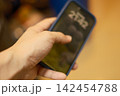 スマホをいじる男性の手元 クローズアップ 142454788
