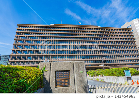 大阪市 大阪地方地方裁判所 真夏の裁判所名標と裁判所庁舎ビル 大阪市 大阪地方地方裁判所 真夏の裁判所名標と裁判所庁舎ビル 142454965