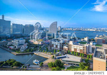 横浜みなとみらいの街並みと大観覧車、青空が広がる港の風景 横浜みなとみらいの街並みと大観覧車、青空が広がる港の風景 142454971