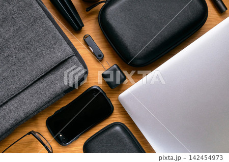 木製テーブルの上のUSB充電器とガジェット 142454973