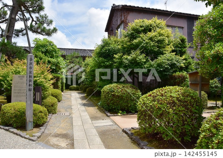 金沢市　金沢市足軽資料館と案内板と深緑 142455145