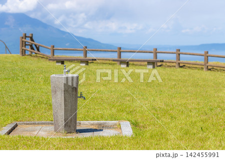 鹿児島県霧島市の福山町にある中茶屋公園の水飲み場 鹿児島県霧島市の福山町にある中茶屋公園の水飲み場 142455991