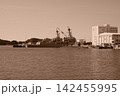 横須賀港に停泊する護衛艦と潜水艦 セピア調の風景 142455995