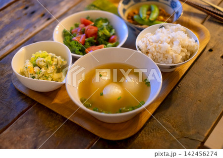 日本の家庭料理_玉ねぎスープ 日本の家庭料理_玉ねぎスープ 142456274