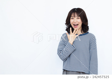 笑顔でびっくり驚いている女性 142457325