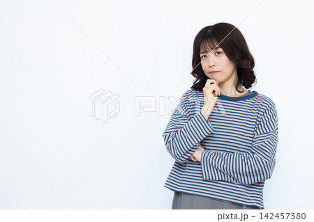真剣に悩んでいる女性 真剣に悩んでいる女性 142457380