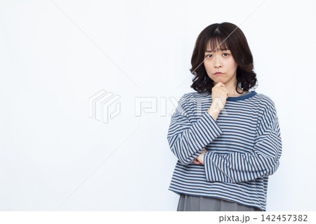 真剣に悩んでいる女性 真剣に悩んでいる女性 142457382