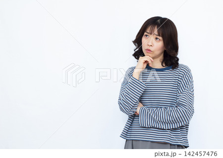 真剣に悩んでいる女性 真剣に悩んでいる女性 142457476