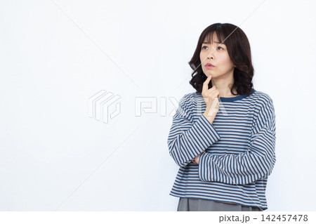 真剣に悩んでいる女性 142457478