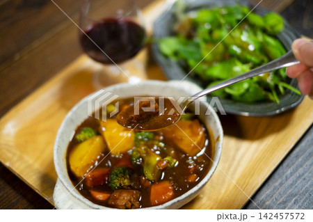 ビーフシチューとサラダ_食べる ビーフシチューとサラダ_食べる 142457572