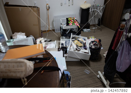 散らかった部屋 142457892
