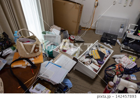 散らかった部屋 142457893