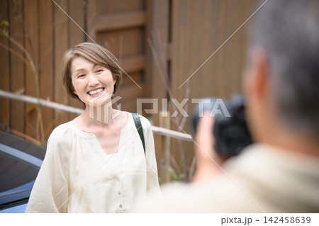 夫が妻を撮影するシニア夫婦 夫が妻を撮影するシニア夫婦 142458639
