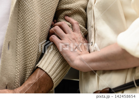 寄り添う熟年夫婦の腕と手 寄り添う熟年夫婦の腕と手 142458654