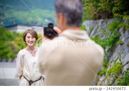夫が妻をカメラで撮影する 夫が妻をカメラで撮影する 142458672