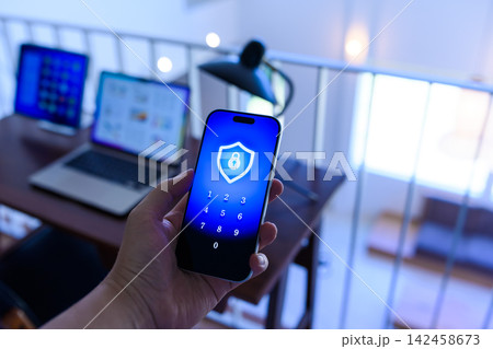 セキュリティアプリを表示するスマートフォン セキュリティアプリを表示するスマートフォン 142458673