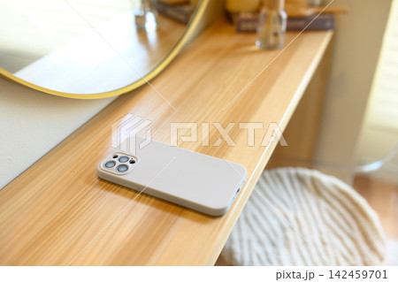 木製デスクに置かれたスマートフォン 142459701