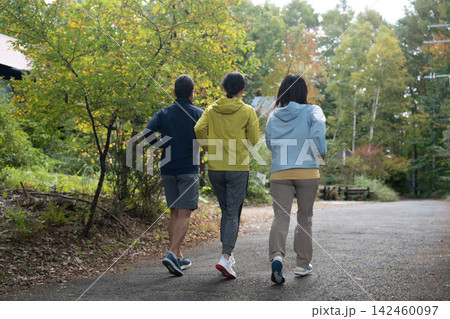 別荘地を歩く3人の後ろ姿　ランニング　ジョギング 142460097