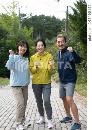 元気いっぱいの3人グループ　ランニング　ジョギング 142460140