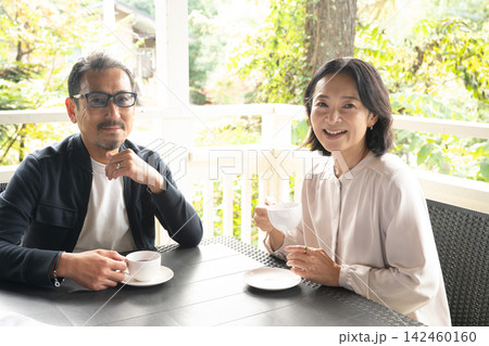 高原リゾートのカフェで休憩する夫婦 ランニング ジョギング 高原リゾートのカフェで休憩する夫婦 ランニング ジョギング 142460160