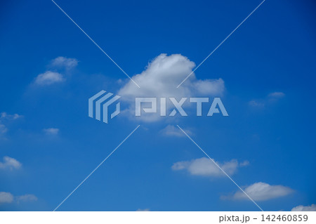 青空に浮かぶ白い雲 青空に浮かぶ白い雲 142460859
