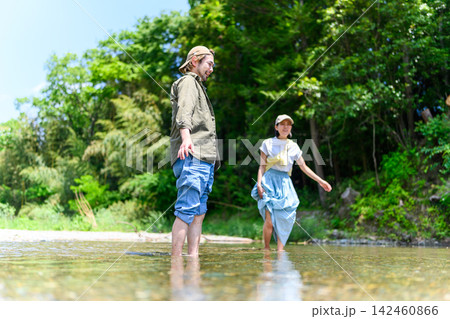 川で水遊びするカップル、夏の自然 川で水遊びするカップル、夏の自然 142460866