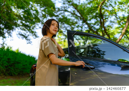 車から降りる女性 車から降りる女性 142460877