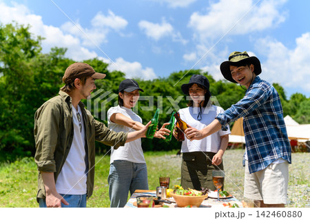 キャンプで乾杯する友人たち キャンプで乾杯する友人たち 142460880