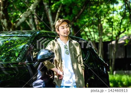 車に寄りかかる男性、アウトドアの雰囲気 車に寄りかかる男性、アウトドアの雰囲気 142460913