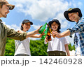 アウトドアで乾杯する友人グループ 142460928